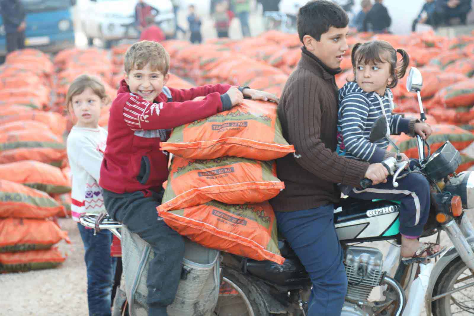 «الرحمة العالمية» تسيّر القافلة 428 دعماً للاجئين السوريين 